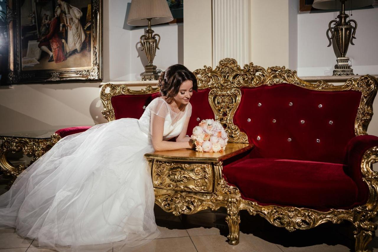 Golden Rooms Hotel Μόσχα Εξωτερικό φωτογραφία A bride in a wedding dress