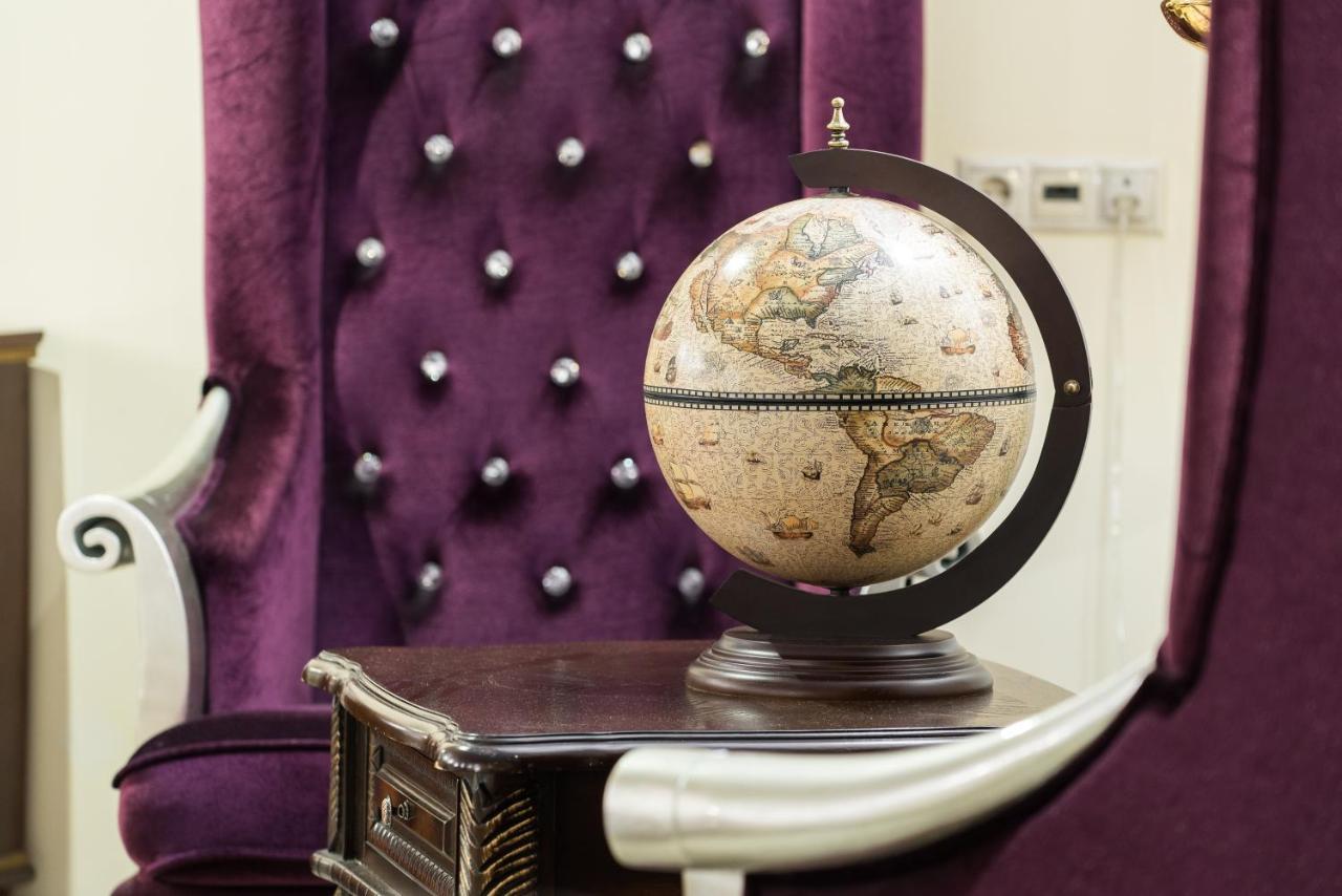 Golden Rooms Hotel Μόσχα Εξωτερικό φωτογραφία A globe on a table