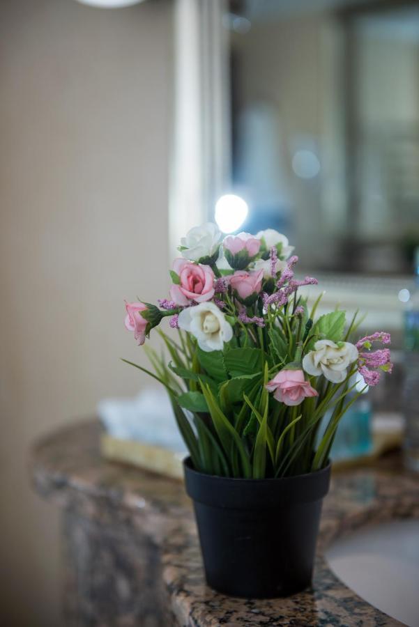 Golden Rooms Hotel Μόσχα Εξωτερικό φωτογραφία Artificial flowers