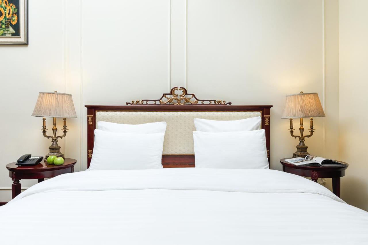 Golden Rooms Hotel Μόσχα Εξωτερικό φωτογραφία A bed with a headboard