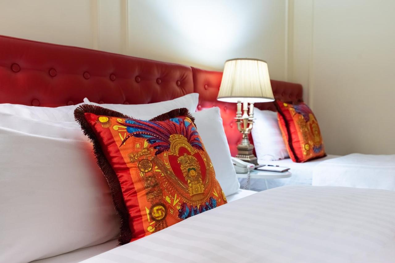 Golden Rooms Hotel Μόσχα Εξωτερικό φωτογραφία A bed with cushions